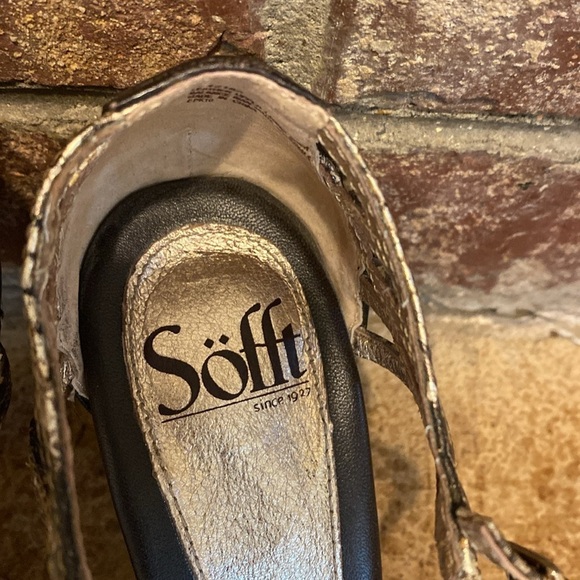 Sofft Women’s gold and brown snakeskin leather Strappy heel sandals - Picture 5 of 9